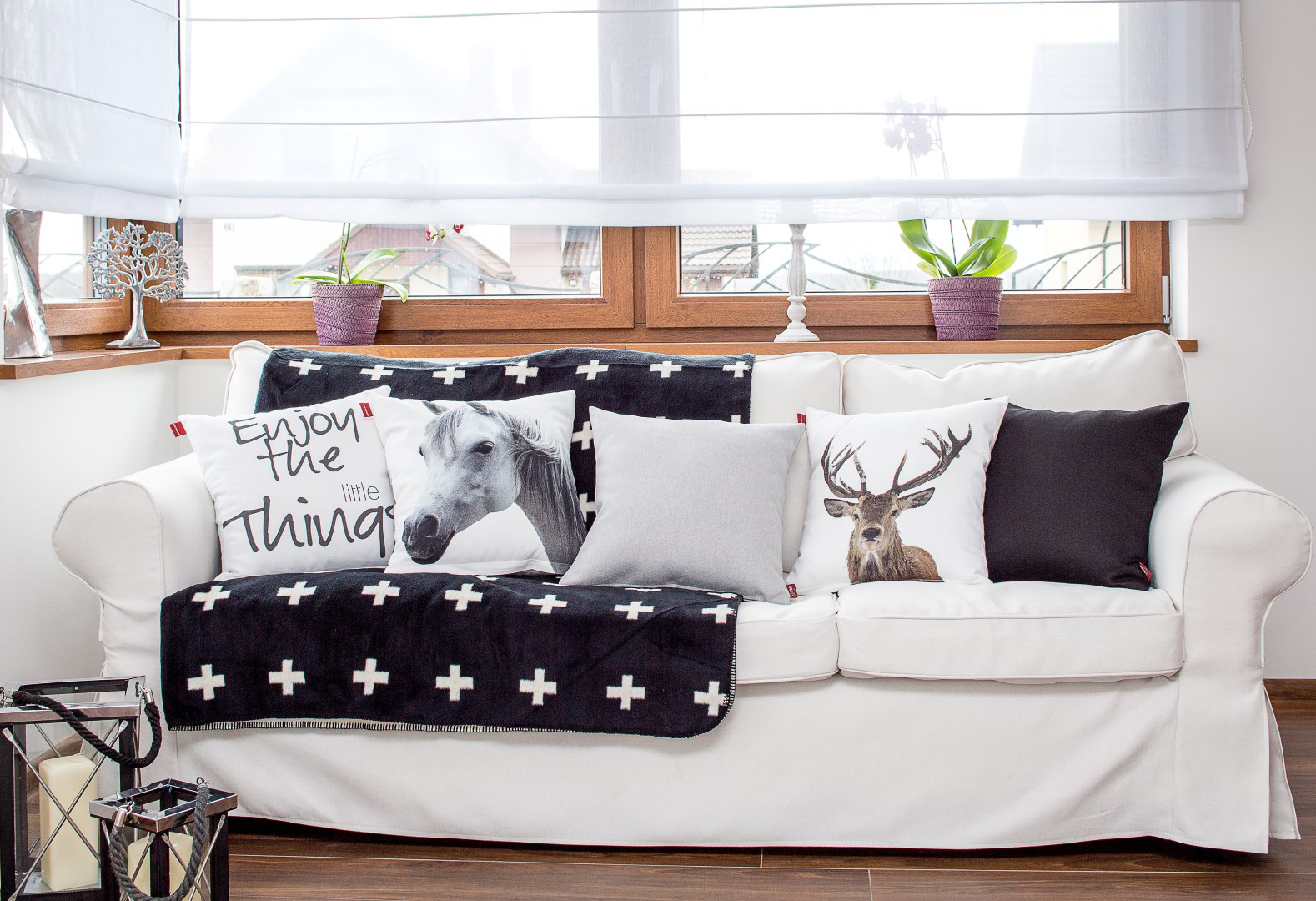 Sufragerie Black & White Sofa Centerpiece