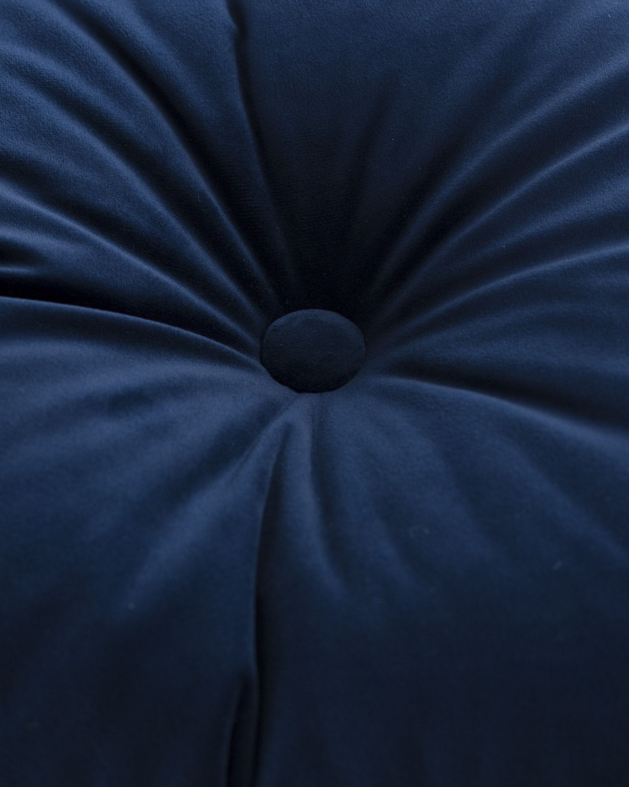 Pernă pătrată Velvet cu nasture culoare bleumarin Țesătură gloss, catifea (hover)