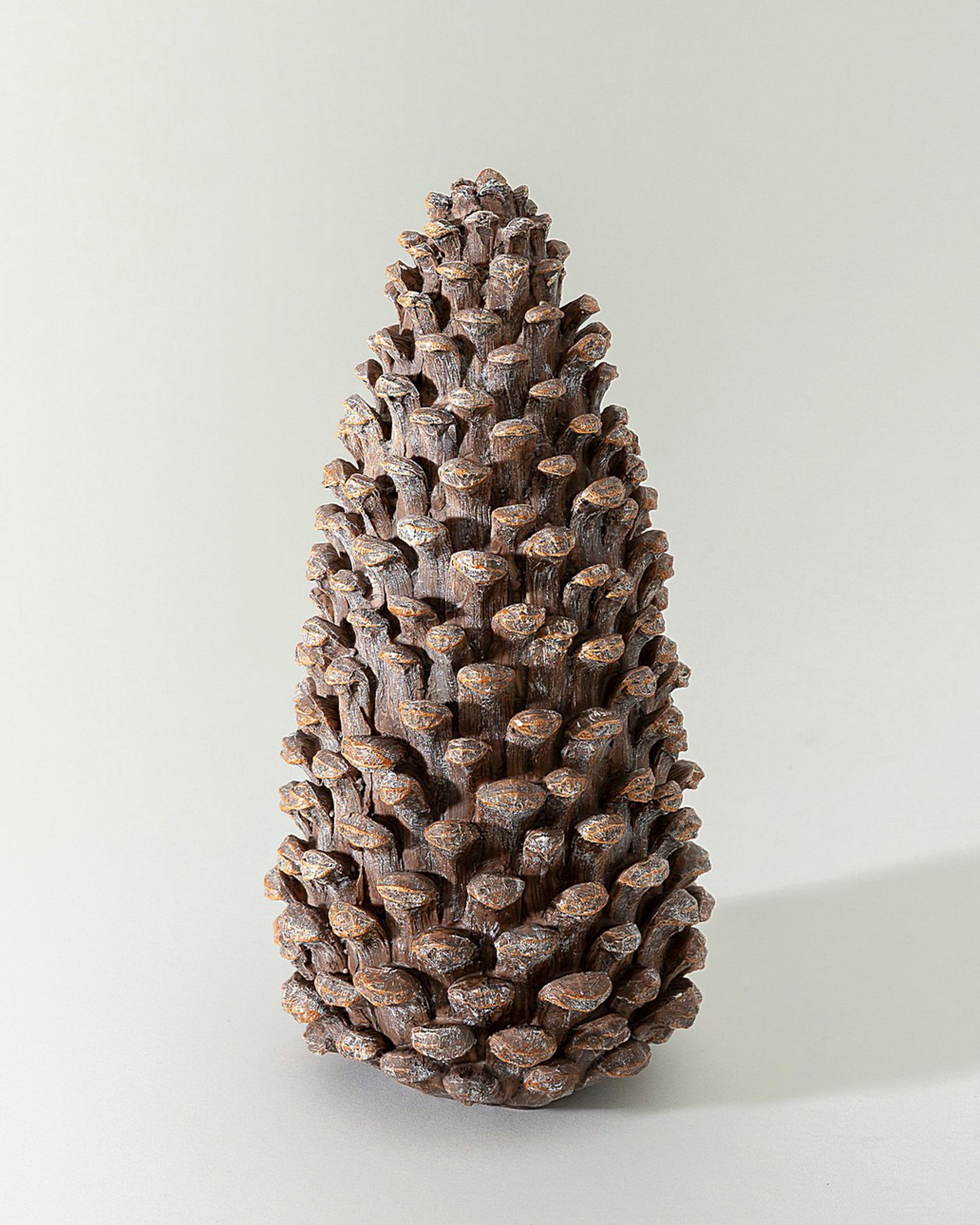 Figurină mare în formă de con de pin 14x14x28 cm