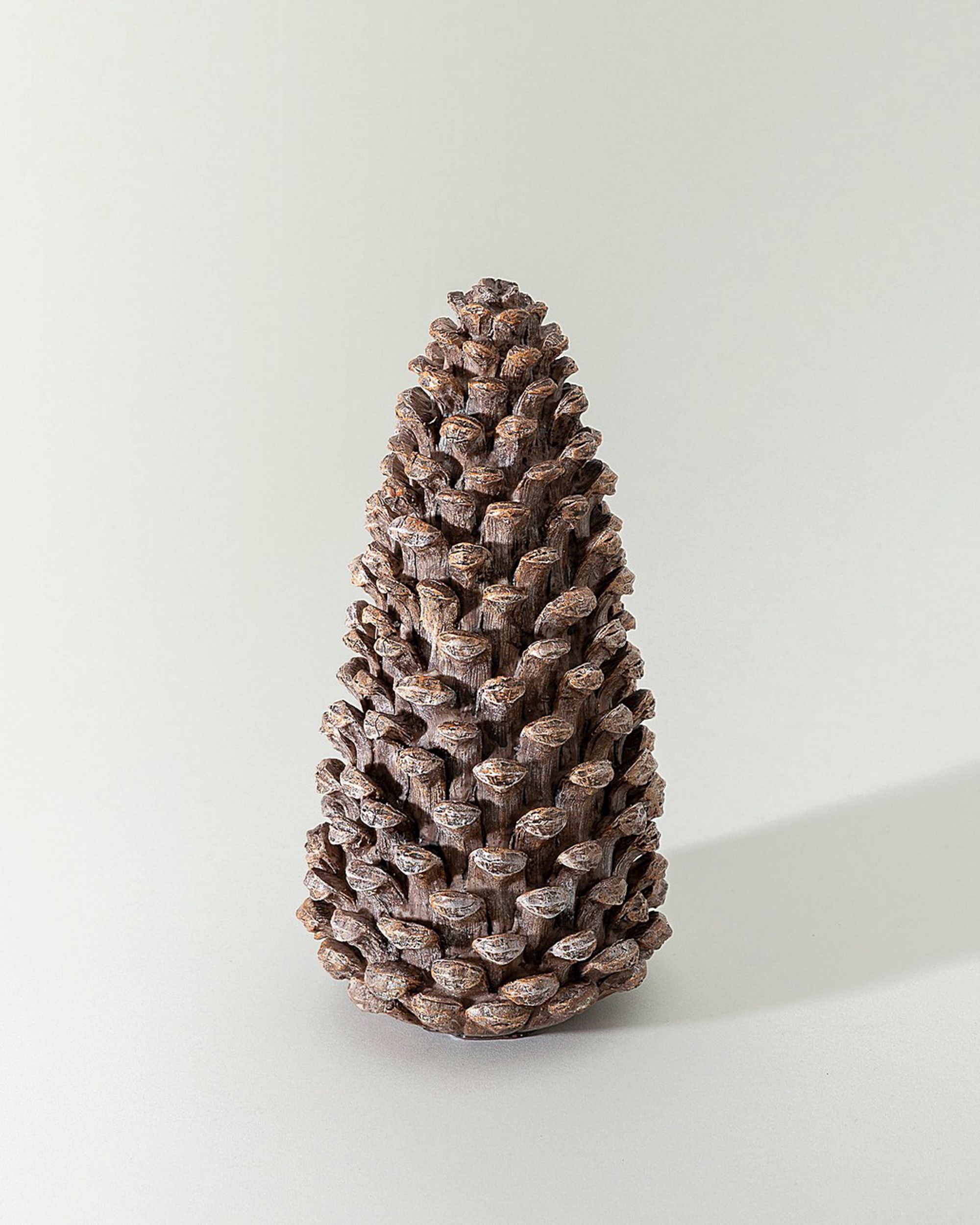 O figurină mică în formă de con de pin 12x12x23 cm