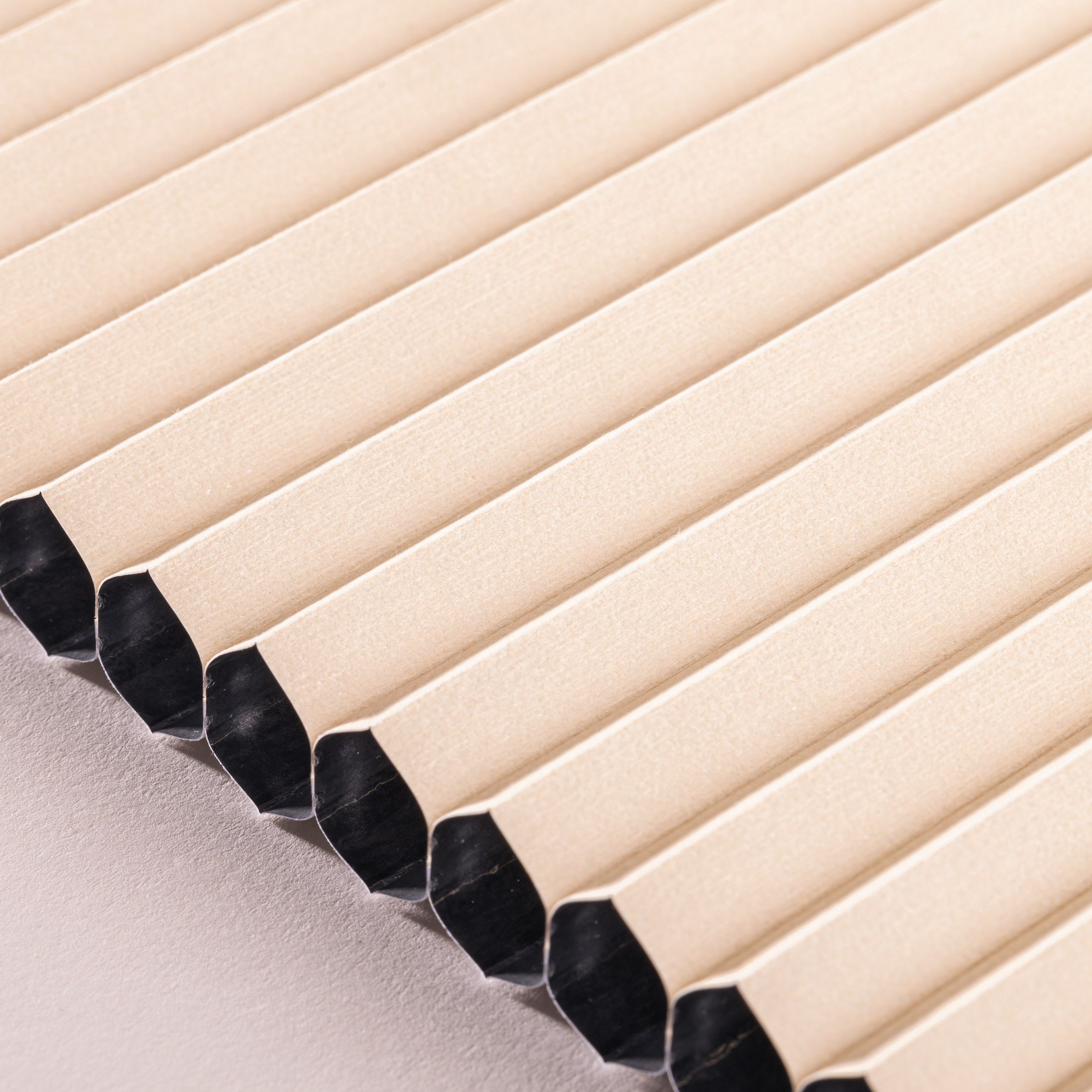 Blackout ALU – jaluzele plisate Honeycomb HA-102 nisipiu